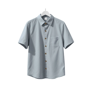 Detail eines hellgrau-blauen Kurzarmhemd-Kragens mit Etikett für Größe L und 100% Polyester