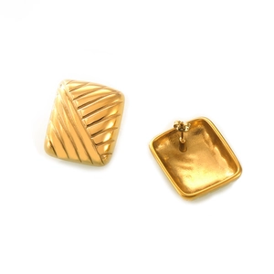 Boucles d'oreilles carrées dorées en titane avec texture tissée sur fond blanc pur
