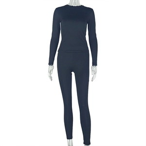 Vue détaillée d'un ensemble haut moulant à manches longues et pantalon bleu marine assorti