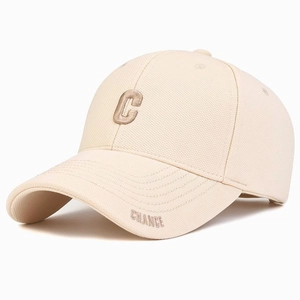 Dettaglio del cappellino beige con patch C 3D e ricamo CHANCE sulla visiera ricurva