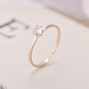 Primo piano di un elegante anello regolabile in acciaio inox con zircone