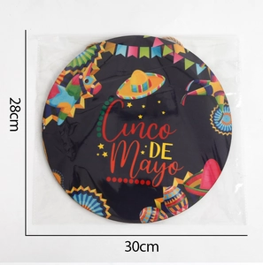 Detail of 28x30cm Cinco de Mayo round wooden sign with festival lettering and hanging rope