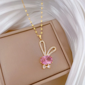 Détail du collier lapin rose avec diamants étincelants sur une chaîne dorée chic