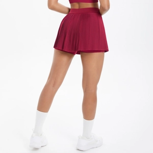 Vue arrière d'une jupe-short de sport plissée bordeaux à taille haute avec doublure