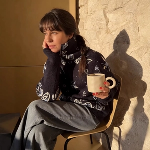 Damen Strickjacke in Dunkelblau mit Paisleymuster, Reißverschlusskragen und Vintage-Look