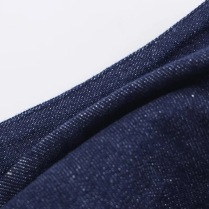 Macro d'un tissu denim bleu foncé avec un motif de tissage sergé diagonal détaillé