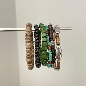 Boho Mehrlagiges Holzperlen Armband Set mit Kokosnuss und Vintage Metallanhängern