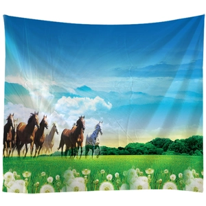 Wandteppich mit galoppierenden Pferden, blauem Himmel und grüner Wiese als Deko