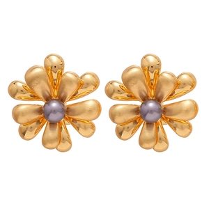 Boucles d'oreilles fleurs dorées avec perle grise centrale sur fond blanc épuré