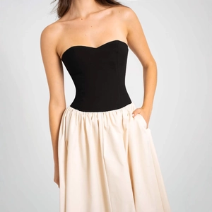 Robe bustier contrastée élégante avec corsage noir et jupe beige ample pour femme