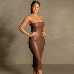 Elegantes, eng anliegendes braunes PU-Leder-Schlauchkleid in Midi-Länge für Damen