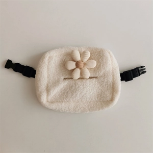 Dettaglio del porta fazzoletti auto in peluche crema con fiore giallo e fibbia nera