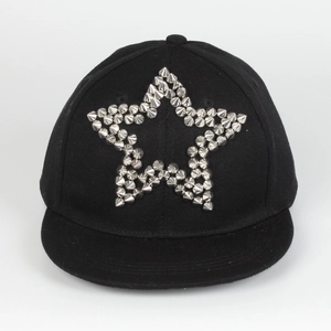Detailansicht der silbernen Metallnieten in Sternform auf einer schwarzen Punk-Baseballkappe