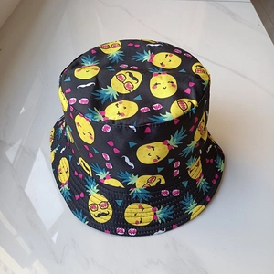 Vue détaillée du chapeau bob pliable avec motifs d'ananas de dessin animé mignons