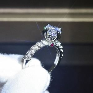 Dettaglio anello in argento con pietra moissanite e piccolo rubino laterale