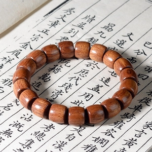 Bracelet ethnique en bois de santal avec grain naturel sur fond de calligraphie chinoise