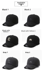 Griglia di cappelli da baseball neri e grigi con ricami dettagliati delle lettere C e N