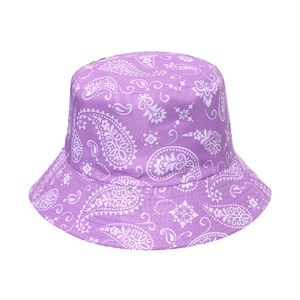 Dettaglio cappello pescatore lilla con motivo paisley bianco e cuciture di rinforzo