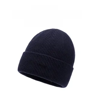 Gros plan du bonnet en tricot bleu marine avec logo NY&JA et texture à grosses côtes