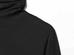 Gros plan détaillé du col roulé et de la texture en maille fine d'une robe noire ajustée