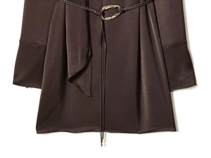 Détail de la robe en satin marron foncé avec ceinture à boucle dorée élégante