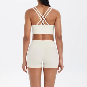 Détail de l'ensemble de yoga crème avec soutien-gorge à bretelles croisées et short taille haute