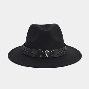 Detalle de sombrero vaquero negro con banda de cuero, tachuelas de bronce y cabeza de toro