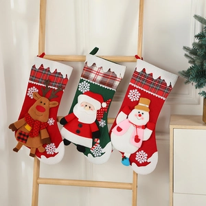 Drei Weihnachtsstrümpfe mit Weihnachtsmann, Rentier und Schneemann am Holzleiterständer