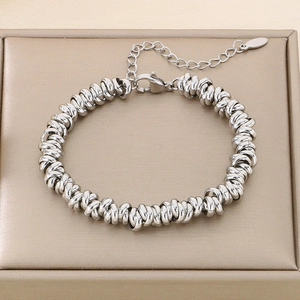 Detail der verdrehten Spiralglieder und des Karabinerverschlusses an diesem Punk-Armband