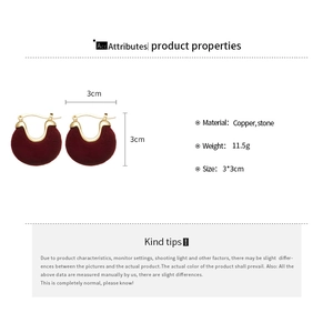 Detail view of retro U-shaped flocked earrings with dimensions 3x3cm and material specs