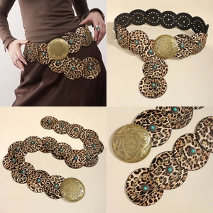 Détail de ceinture léopard en cuir PU avec incrustation turquoise et boucle bronze