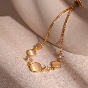 Détail du bracelet ajustable en or avec pierres œil-de-chat jaunes et zircons cubiques