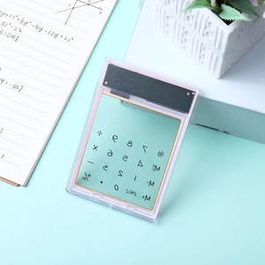 Tragbarer rosa transparenter Solar Taschenrechner für Studenten auf hellem Schreibtisch