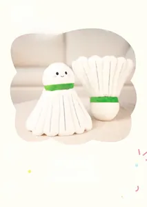 Détail de la peluche de volant de badminton avec visage souriant et ruban vert imprimé