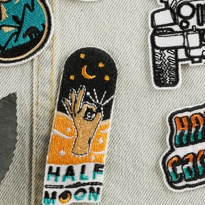 Bestickte Zeichentrick-Auto-Aufnäher auf Denim mit HALF MOON Schriftzug und feiner Stickerei