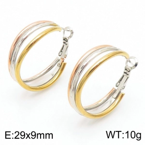Detailed view of tricolor interlocking steel hoops with dimensions 29x9mm and 10g weight
