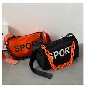 Détail de sacs cylindriques en nylon avec chaînes décoratives et logo SPORT imprimé