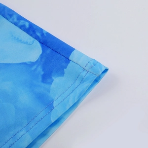 Dettaglio del tessuto mimetico blu e bianco con cuciture a doppio ago di precisione