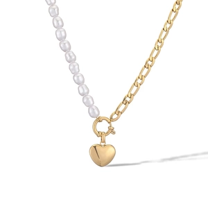 Halskette mit Herzanhänger aus 18K Gold und Perlen, Design mit geteilter Kette