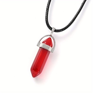Gros plan du pendentif hexagonal en cristal rouge avec bélière argentée sur cordon noir