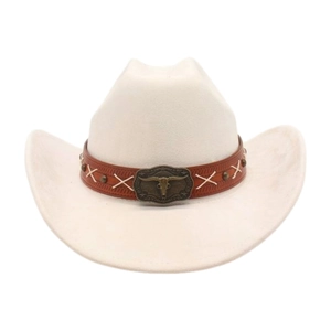 Dettaglio cappello da cowboy con fascia in pelle e fibbia metallica a testa di toro