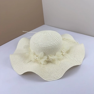 Chapeau de paille à fleurs en dentelle avec bord ondulé et perles pour plage d'été