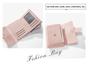 Dettaglio interno del portafoglio rosa in pelle con fessure per carte e banconote