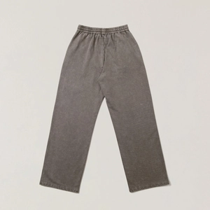 Dettaglio dei pantaloni sportivi in cotone grigio lavato vintage con trama in tessuto usurato