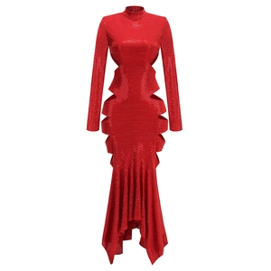 Détail de robe rouge à paillettes montrant la découpe de taille et le col montant