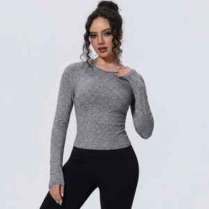 Détail du haut de yoga gris à manches longues, coupe ajustée et tissu respirant