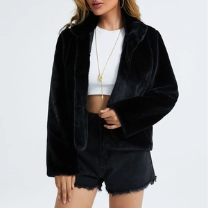 Veste ajustée en fausse fourrure noire pour femme avec manches longues et col montant