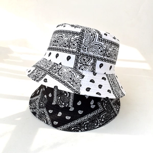 Detail von doppelseitigen Anglerhüten mit Paisley-Muster in Schwarz und Weiß Stoff
