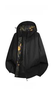 Detail der wasserdichten Outdoor-Jacke mit Kapuze und gelbem Tarnfutter