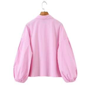 Vista posteriore di camicia a maniche lunghe a righe rosa e bianche con maniche a lanterna